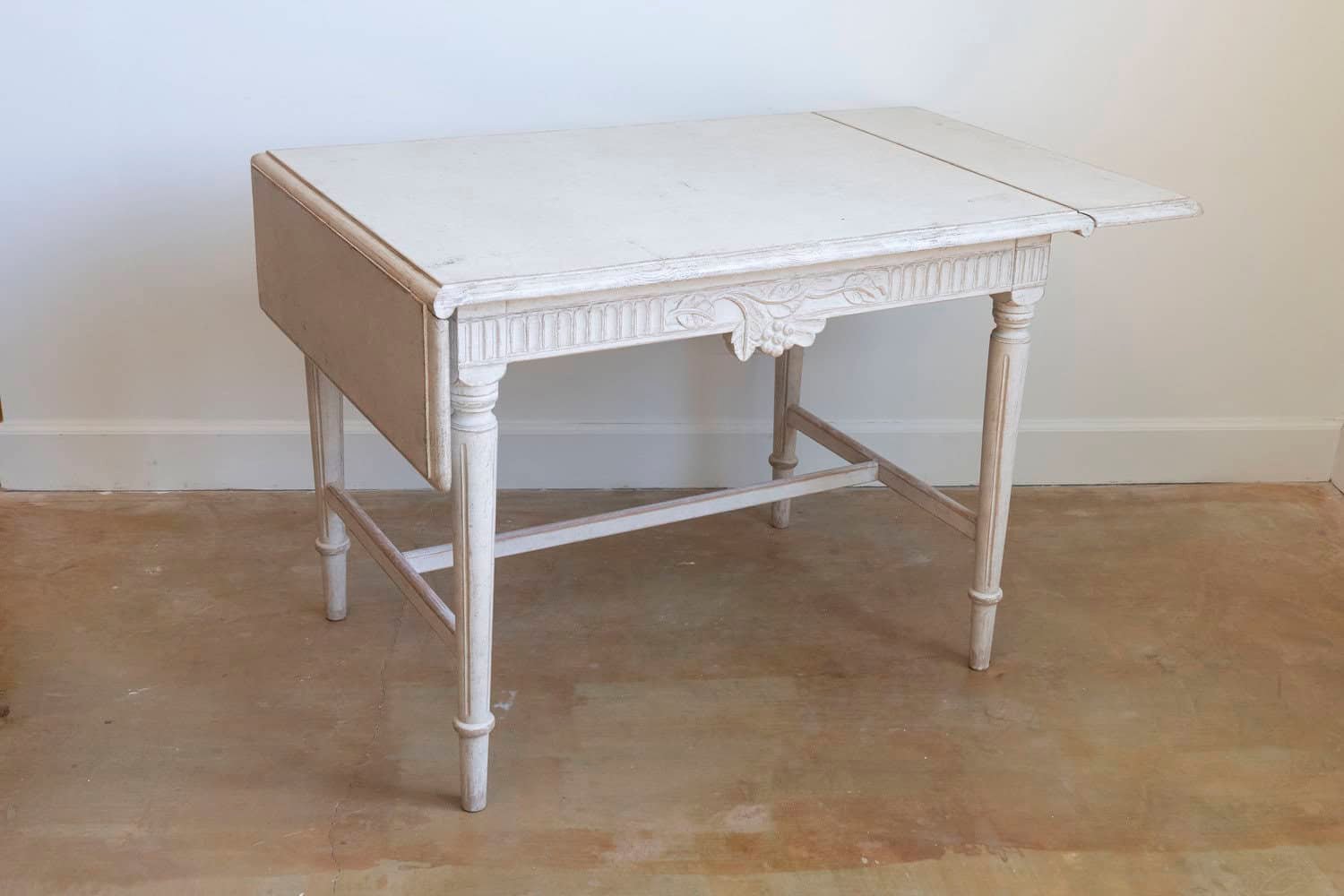 Swedish Neoclassical Style 1910s Painted Wood Drop-Leaf Table with Carved Décor - JAA