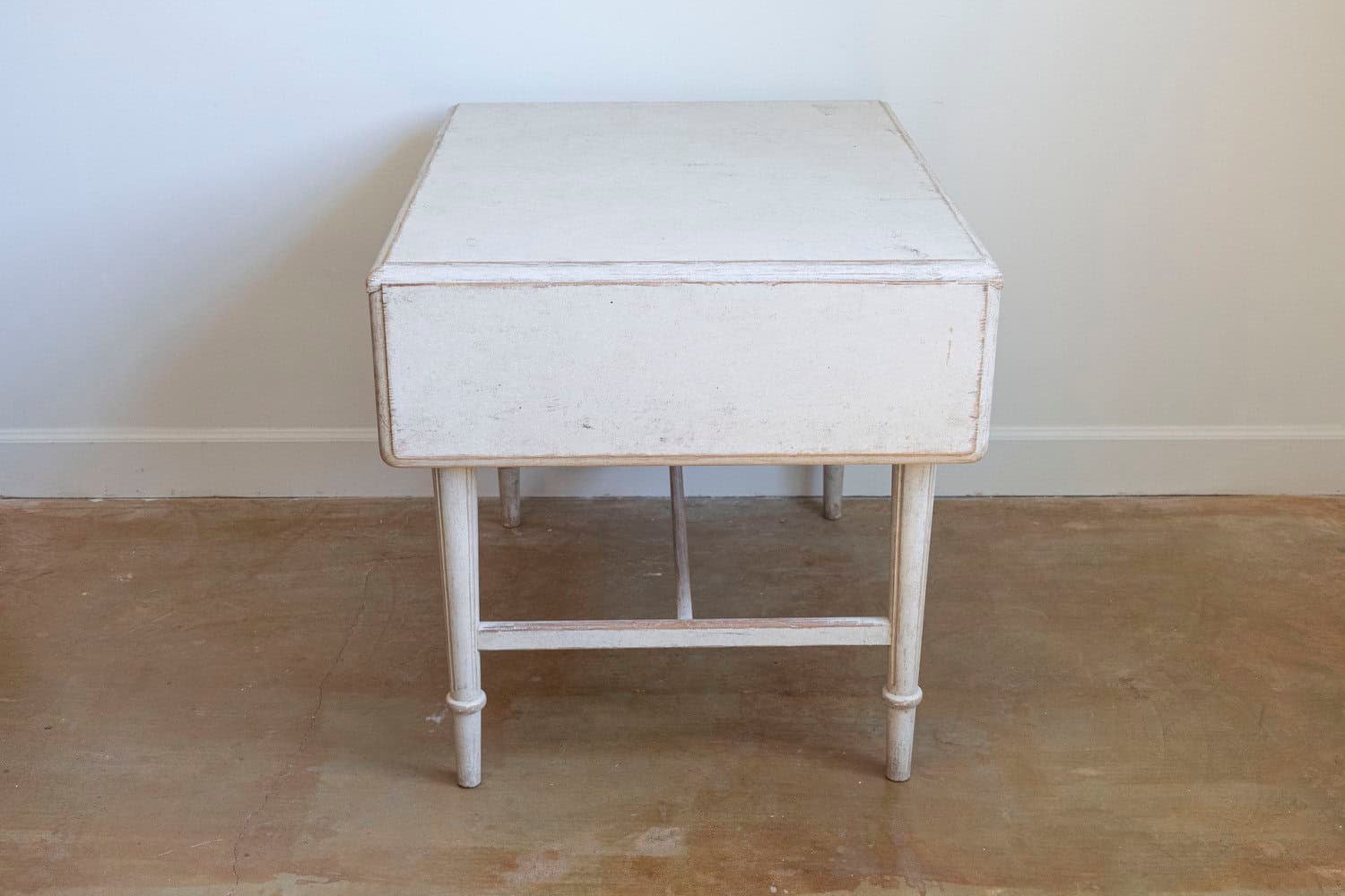 Swedish Neoclassical Style 1910s Painted Wood Drop-Leaf Table with Carved Décor - JAA