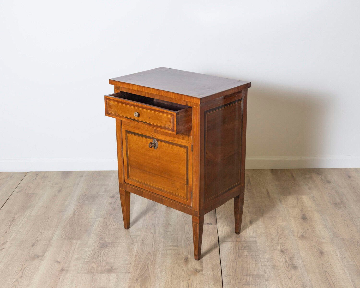 Italian Louis XVI Walnut Bedside Table with Veneered Inlay, Late 18th Century - JAA