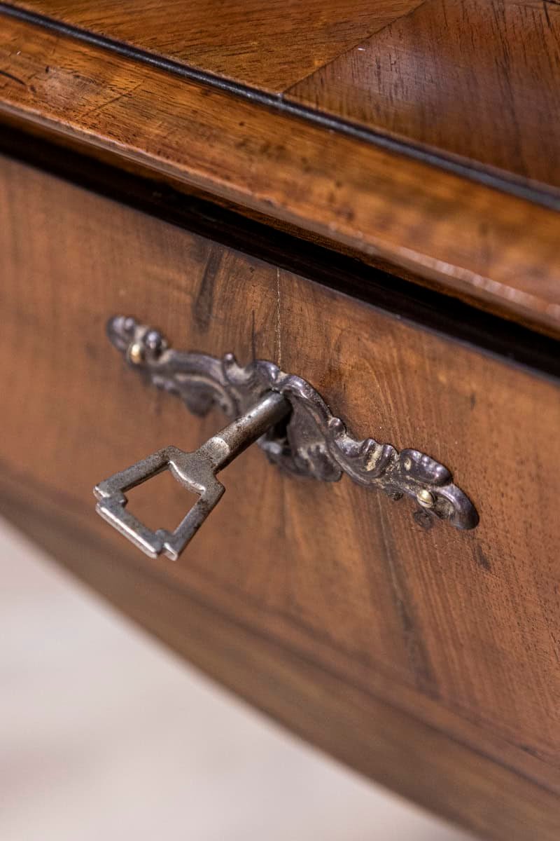 Italian 19th Century Walnut and Mahogany Game Table with Checkerboard Top - JAA