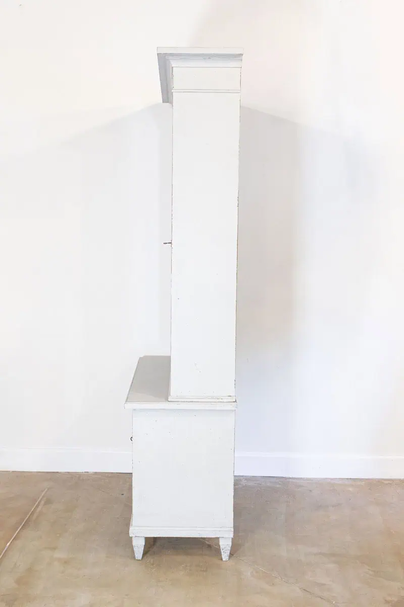 Swedish 19th Century Painted Wood Vitrine Cabinet with Glass Door and Rosettes - JAA