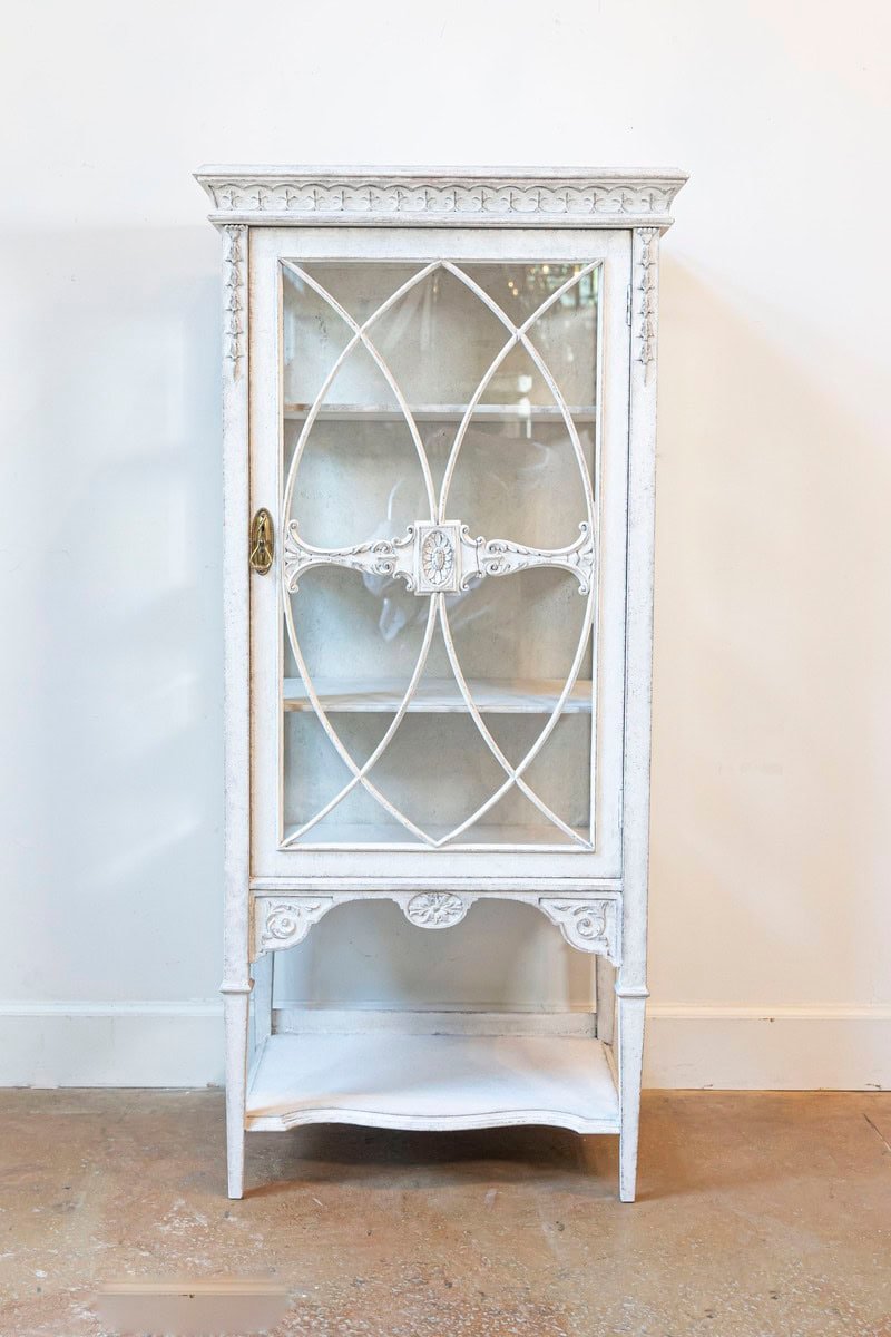 European 1890s Painted Vitrine Cabinet with Glass Door and Richly Carved Décor - JAA