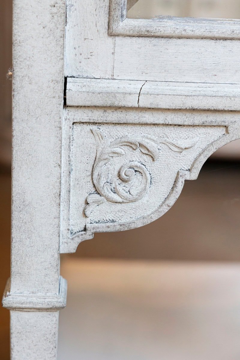 European 1890s Painted Vitrine Cabinet with Glass Door and Richly Carved Décor - JAA