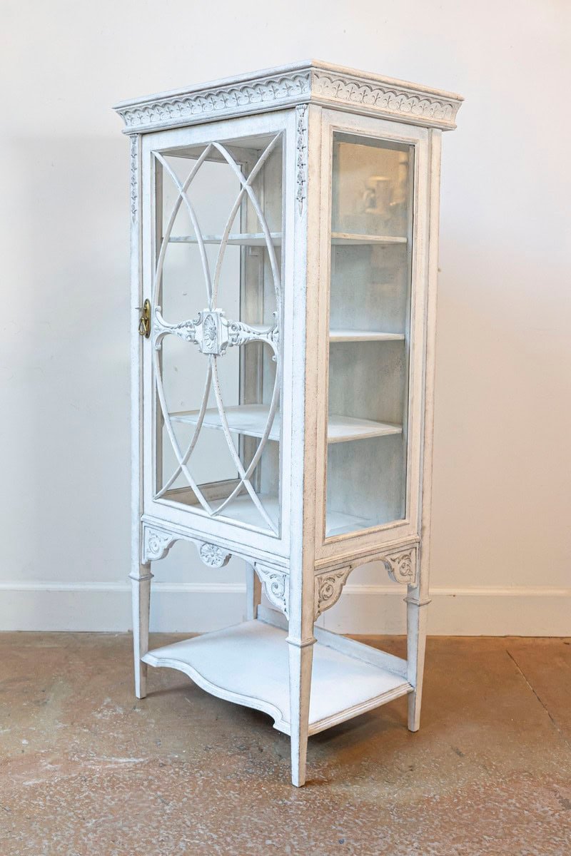 European 1890s Painted Vitrine Cabinet with Glass Door and Richly Carved Décor - JAA