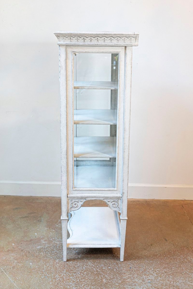 European 1890s Painted Vitrine Cabinet with Glass Door and Richly Carved Décor - JAA