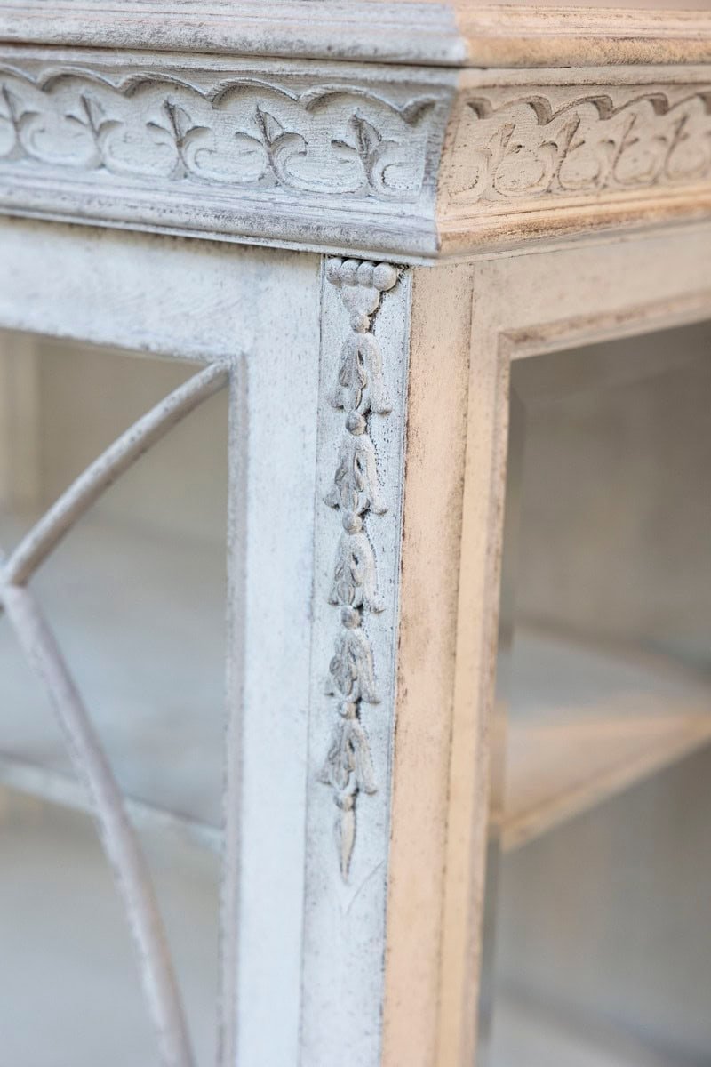 European 1890s Painted Vitrine Cabinet with Glass Door and Richly Carved Décor - JAA