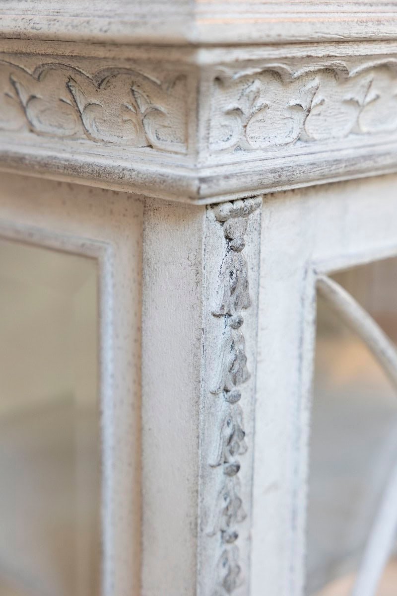 European 1890s Painted Vitrine Cabinet with Glass Door and Richly Carved Décor - JAA