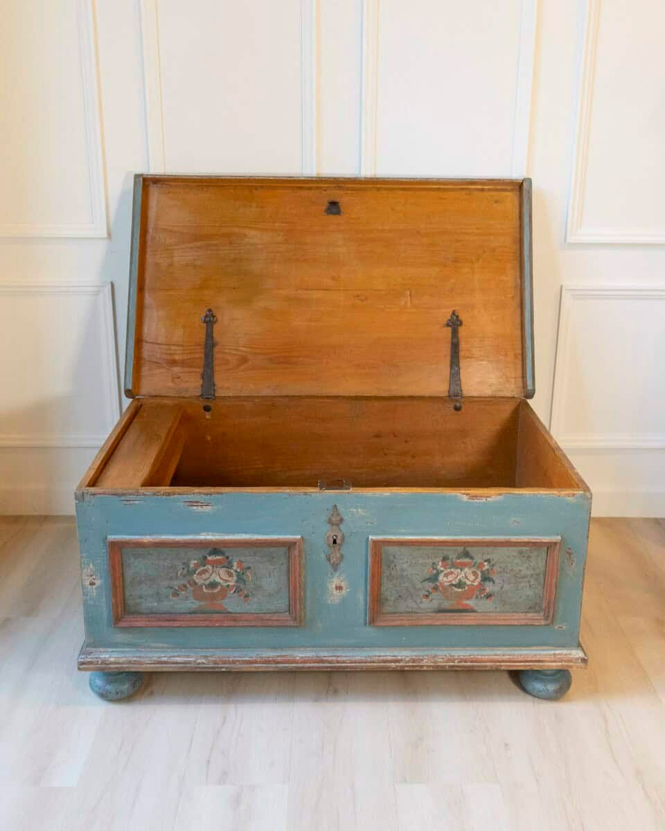 Early 19th-Century Alpine Painted Chest in Fir with Floral Decoration - JAA