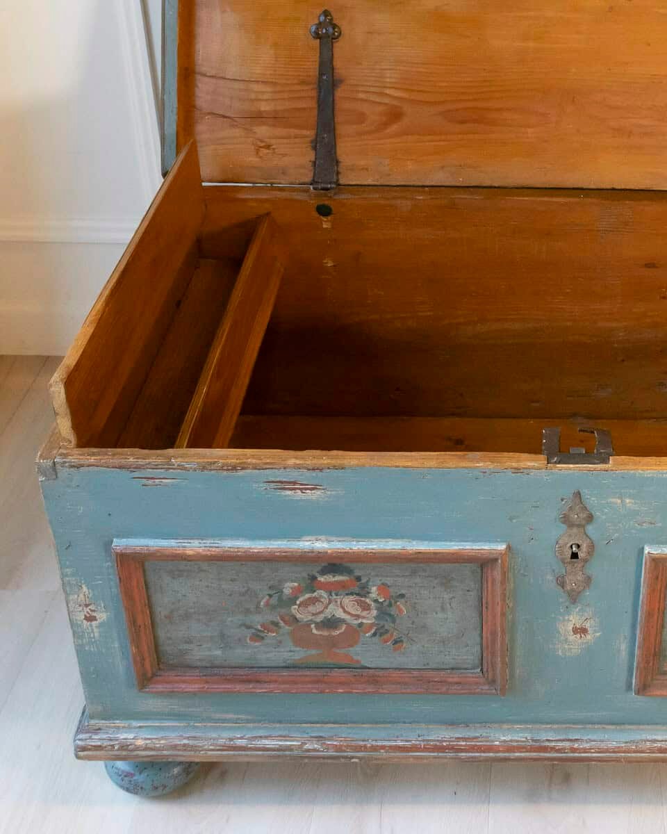 Early 19th-Century Alpine Painted Chest in Fir with Floral Decoration - JAA