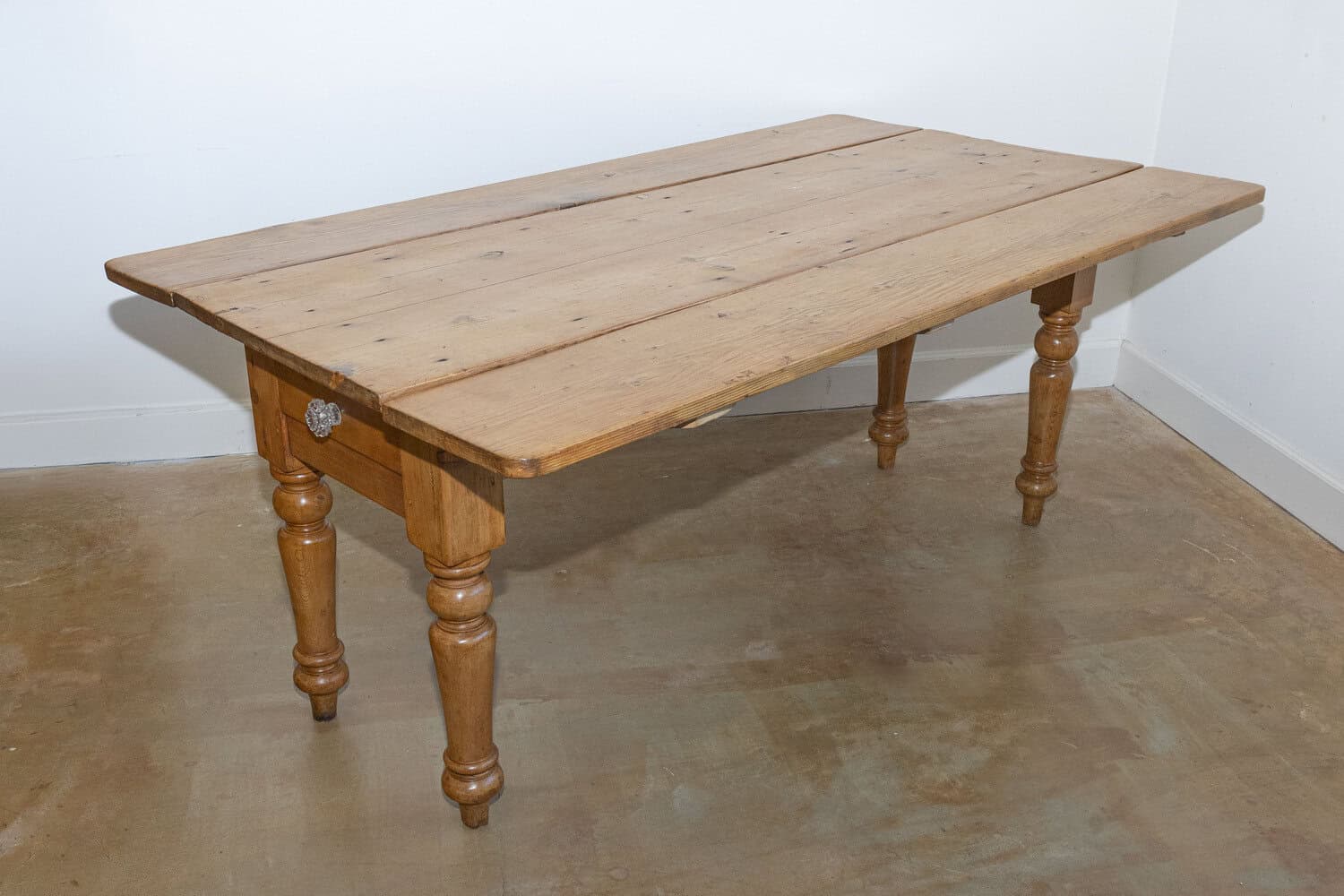 English 1875s Pine Drop Leaf Table with Two Lateral Drawers and Turned Legs - JAA
