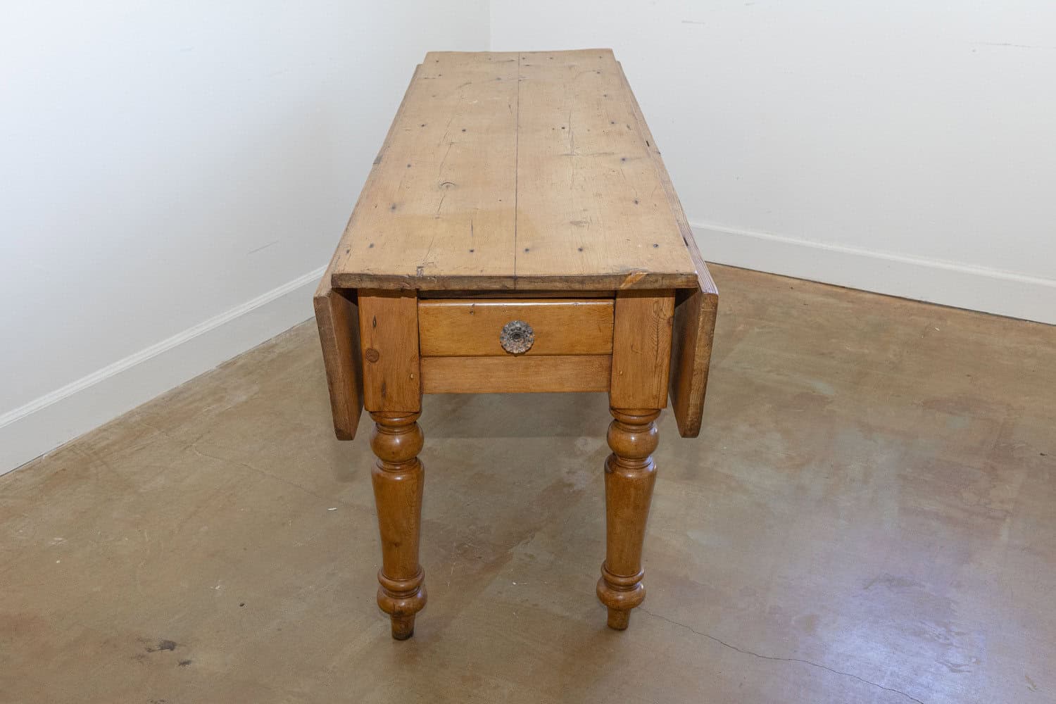 English 1875s Pine Drop Leaf Table with Two Lateral Drawers and Turned Legs - JAA