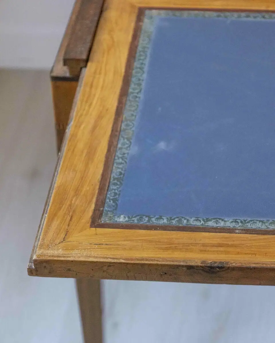 Small Walnut Veneered Desk Inlaid With Different Woods, Tuscany, Late 18th Century - JAA
