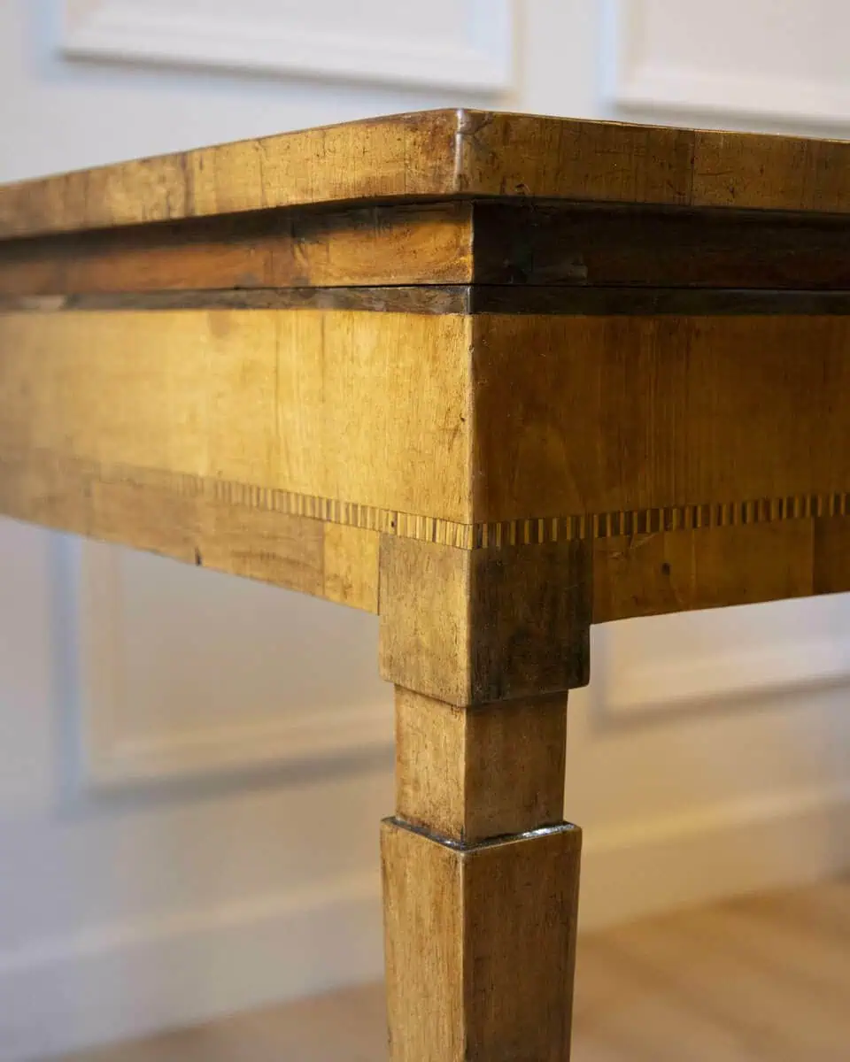 Small Walnut Veneered Desk Inlaid With Different Woods, Tuscany, Late 18th Century - JAA