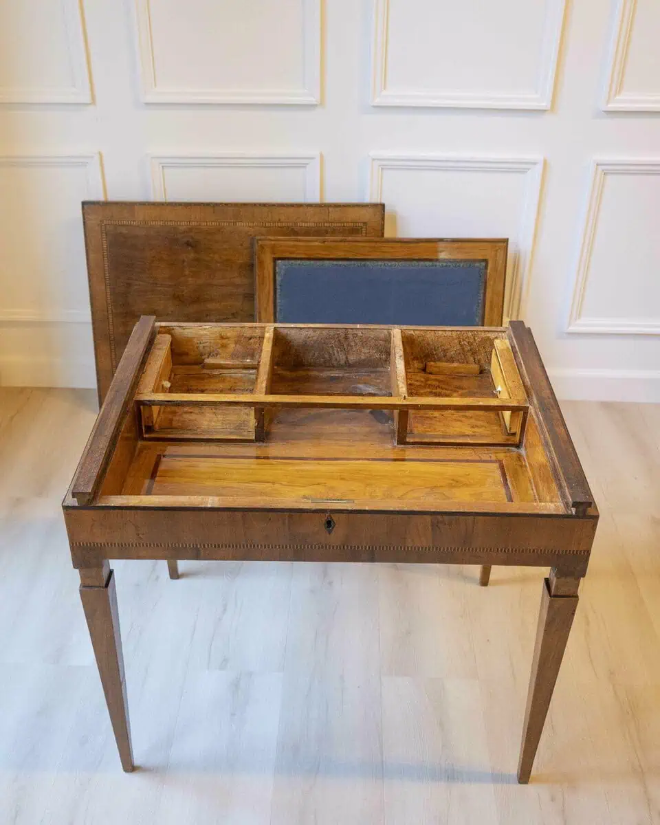 Small Walnut Veneered Desk Inlaid With Different Woods, Tuscany, Late 18th Century - JAA