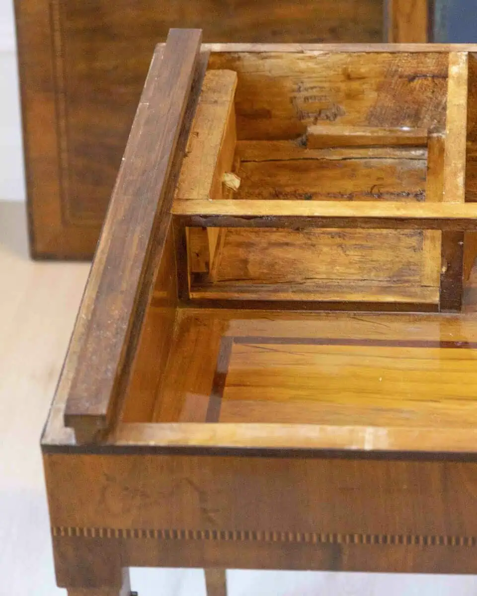 Small Walnut Veneered Desk Inlaid With Different Woods, Tuscany, Late 18th Century - JAA