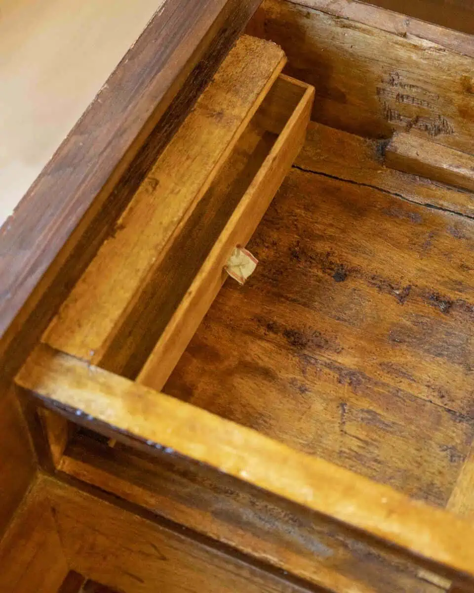 Small Walnut Veneered Desk Inlaid With Different Woods, Tuscany, Late 18th Century - JAA