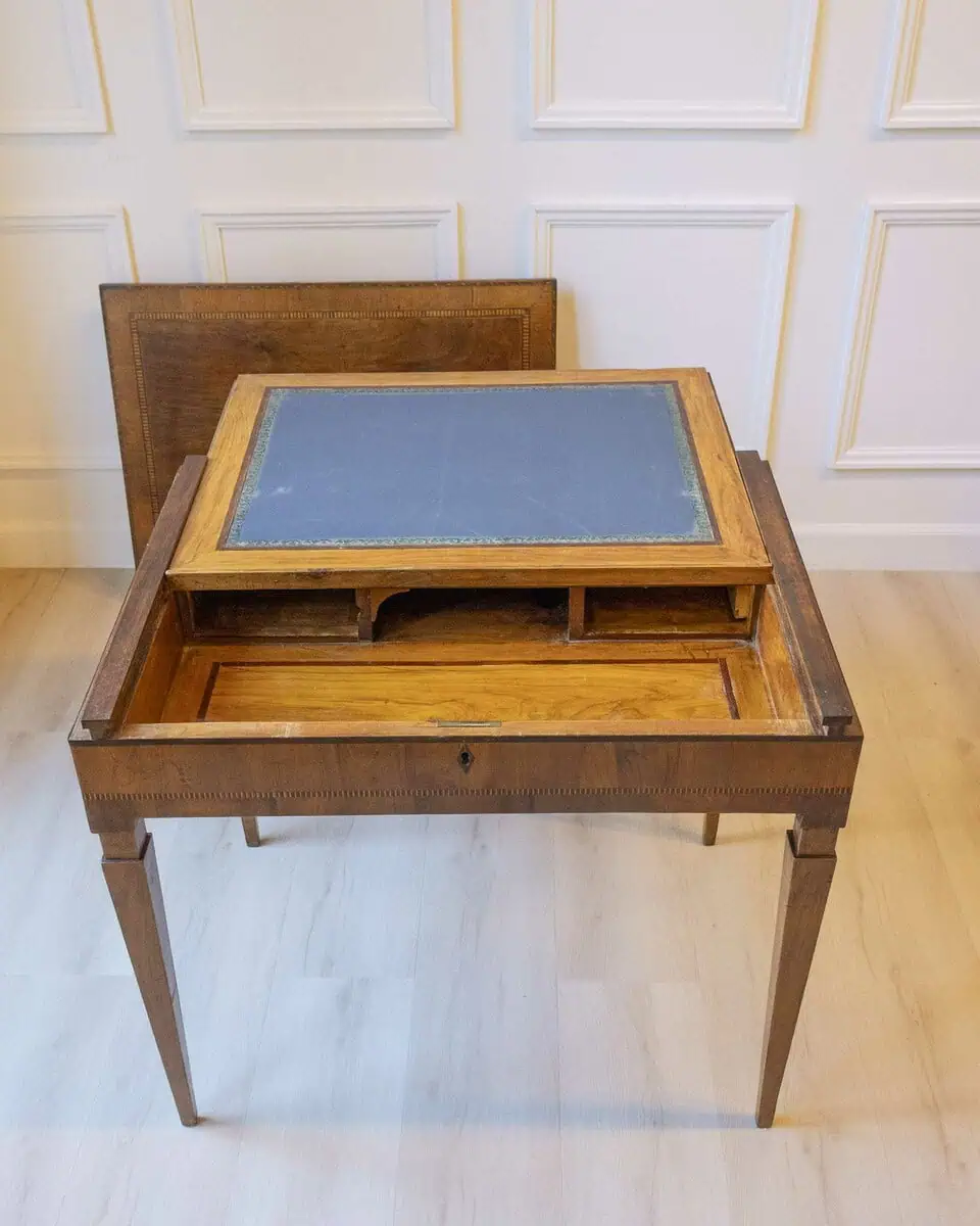 Small Walnut Veneered Desk Inlaid With Different Woods, Tuscany, Late 18th Century - JAA