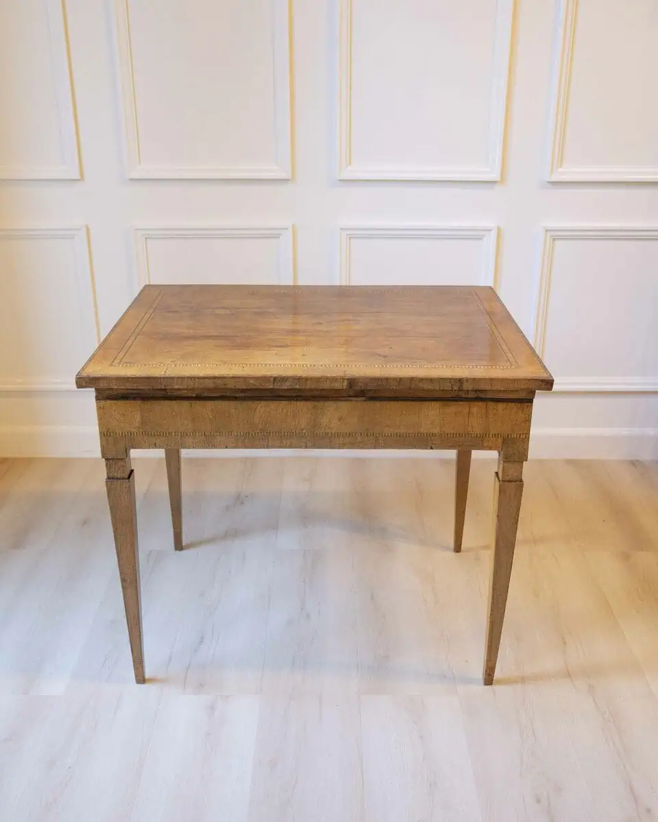 Small Walnut Veneered Desk Inlaid With Different Woods, Tuscany, Late 18th Century - JAA