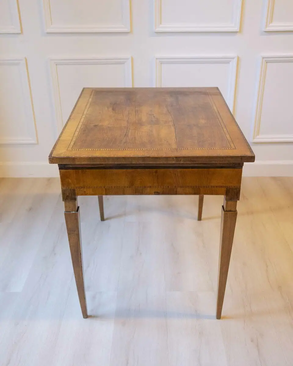 Small Walnut Veneered Desk Inlaid With Different Woods, Tuscany, Late 18th Century - JAA