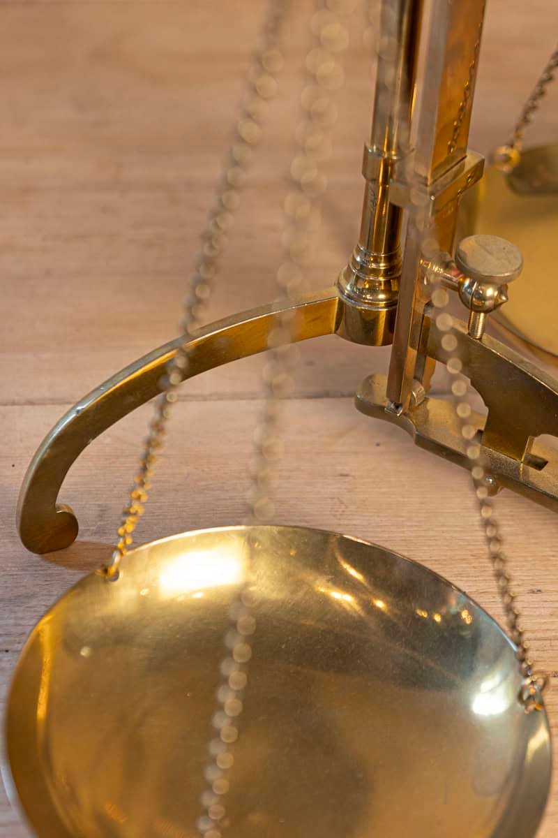 English Brass Bankers Balance Scale from the 19th Century with Circular Pans - JAA