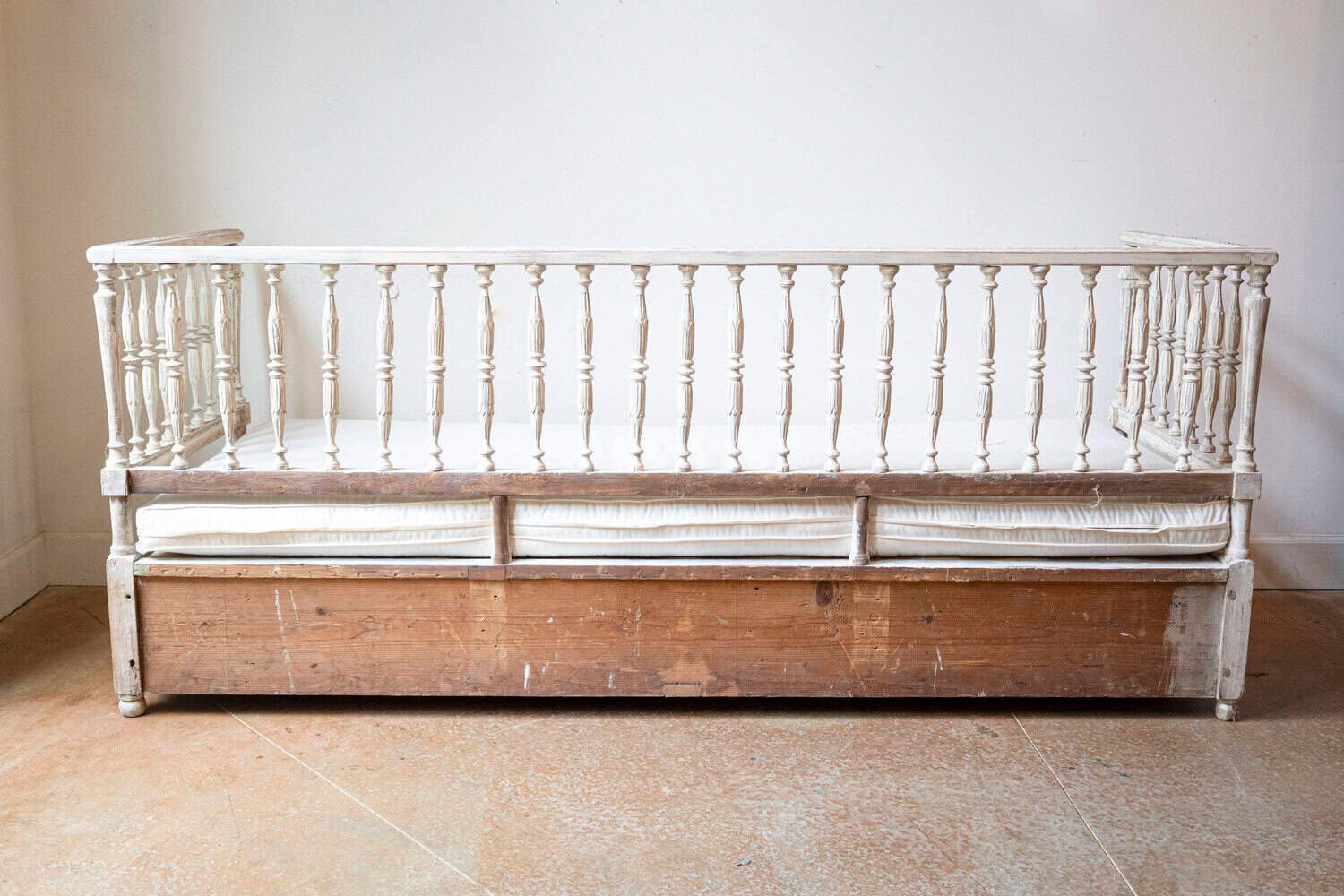 Swedish Egyptian Revival Period 1790s Painted Sofa with Carved Pharaonic Heads - JAA