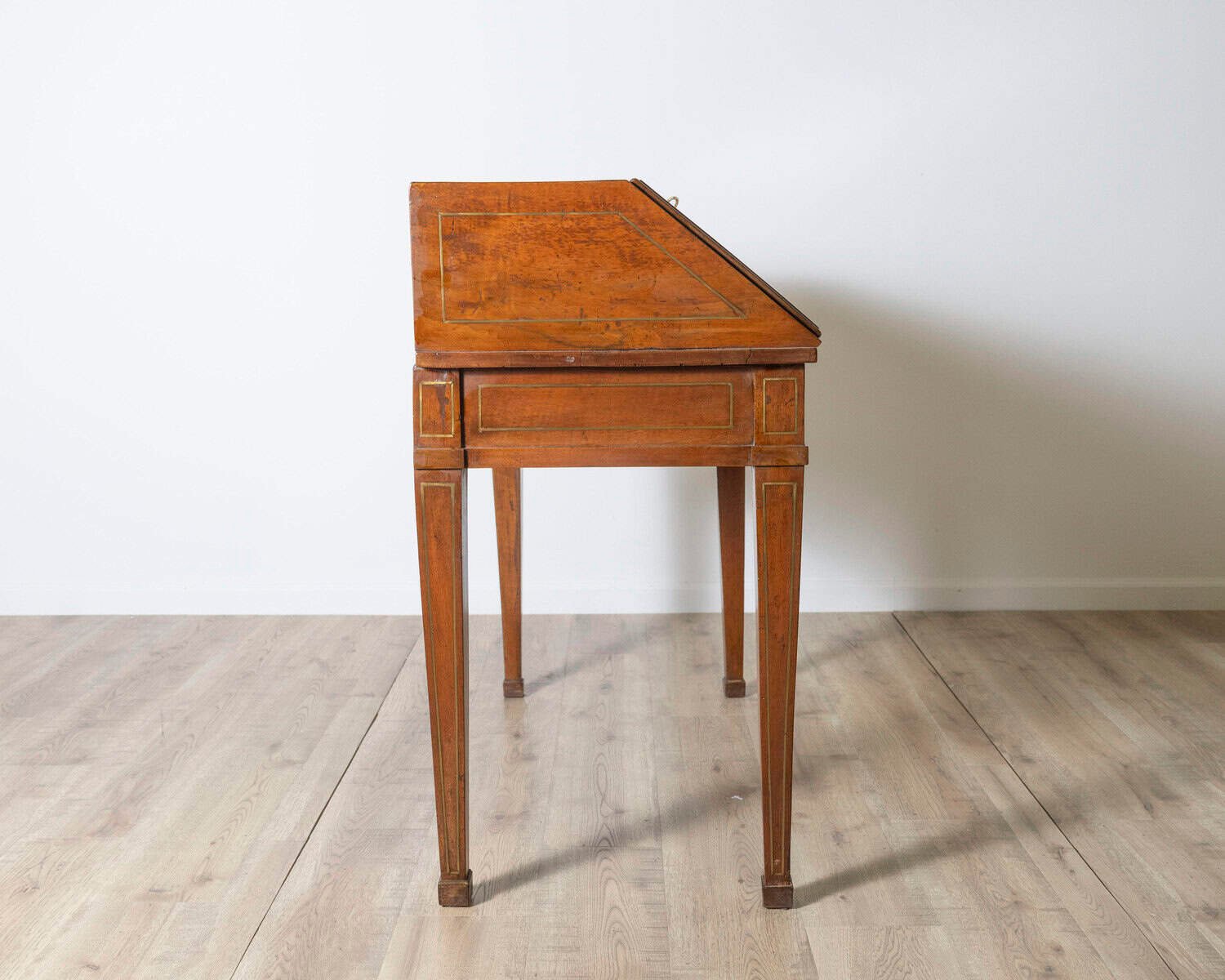 Louis XVI writing desk in walnut. 18th century - JAA