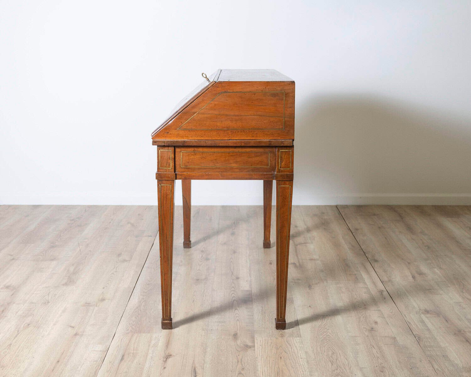 Louis XVI writing desk in walnut. 18th century - JAA