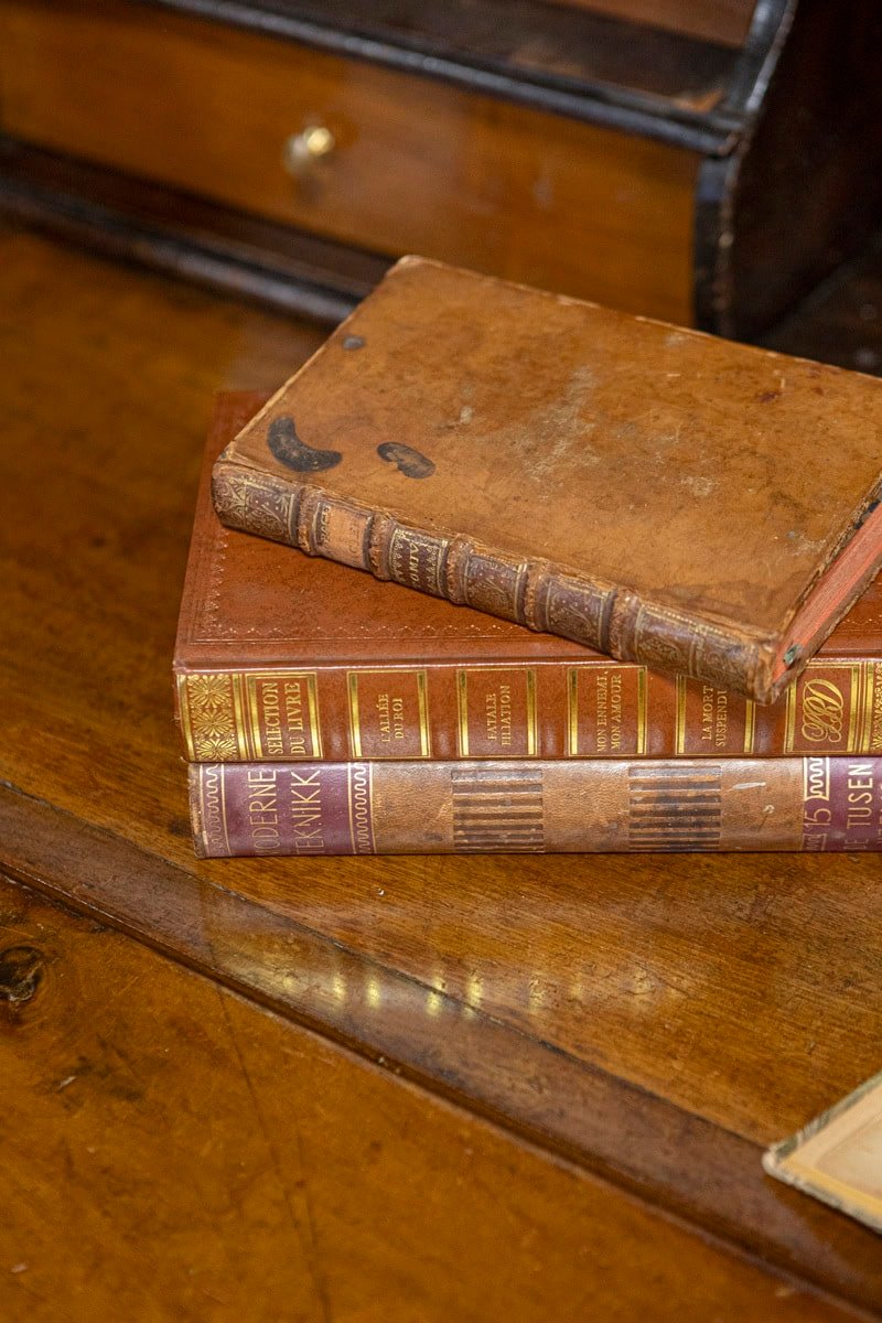 Italian 18th Century Walnut Slant-Front Secretaire with Ash Inlay and Marquetry - JAA