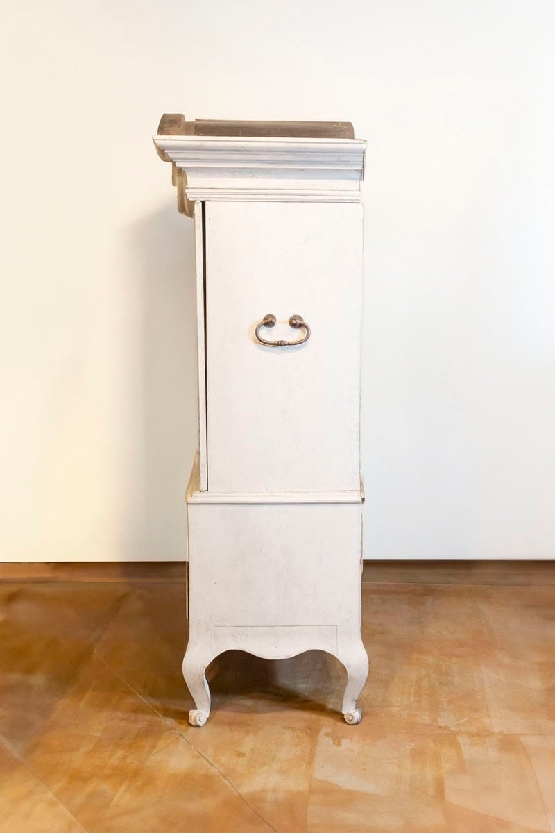 1760s Period Rococo Swedish Cabinet with Glass Doors, Bonnet Top and Cabrioles - JAA