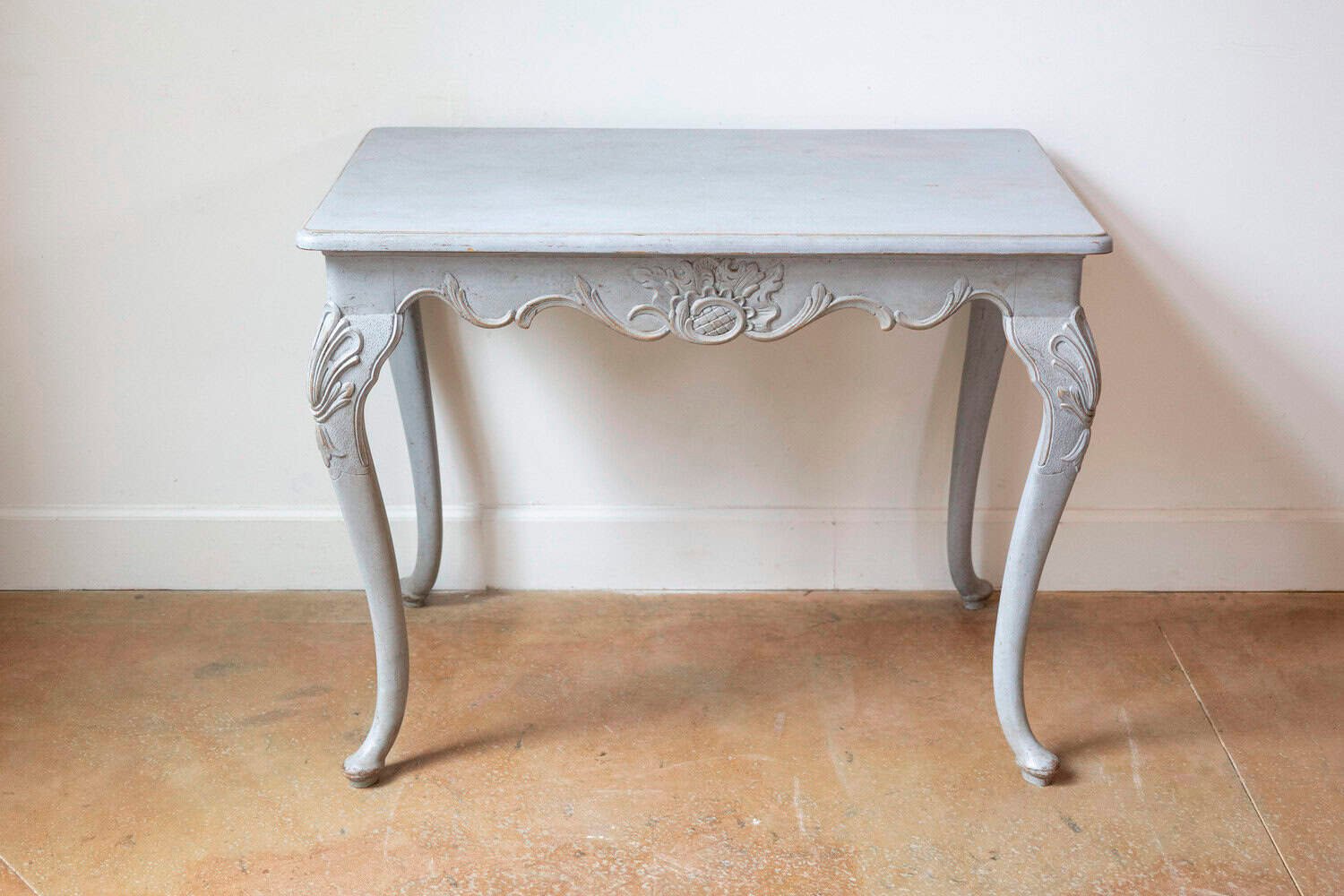 Swedish Rococo Revival Painted Wood Side Table with Scalloped Apron, circa 1890 - JAA