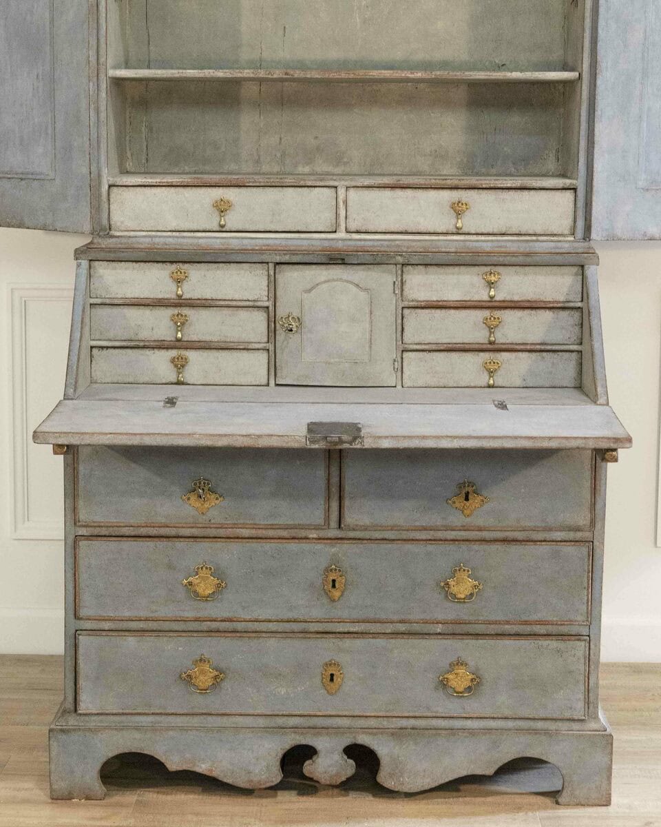 Beautiful Swedish rococo cabinet in pale blue - JAA
