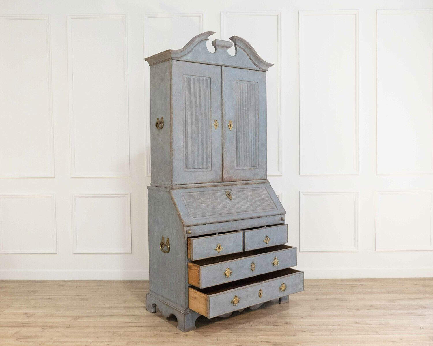 Beautiful Swedish rococo cabinet in pale blue - JAA