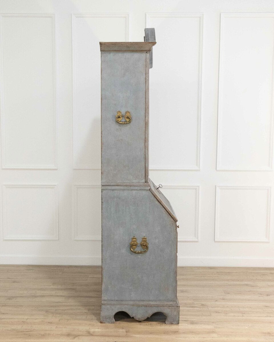Beautiful Swedish rococo cabinet in pale blue - JAA
