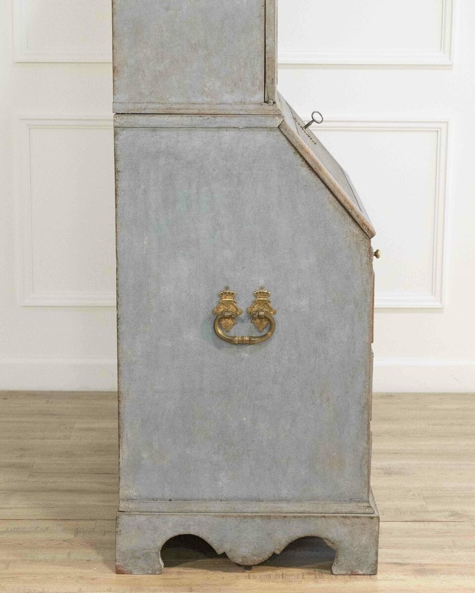 Beautiful Swedish rococo cabinet in pale blue - JAA