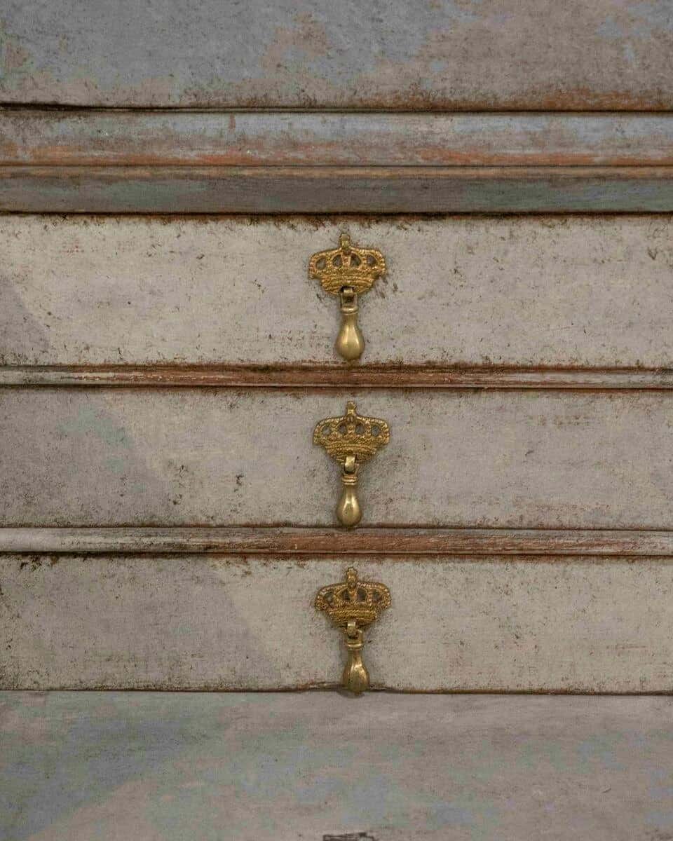 Beautiful Swedish rococo cabinet in pale blue - JAA