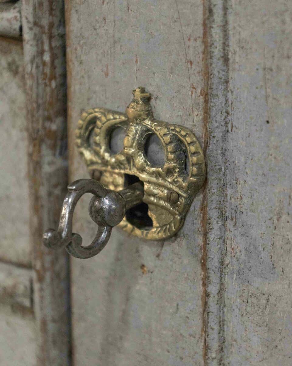 Beautiful Swedish rococo cabinet in pale blue - JAA