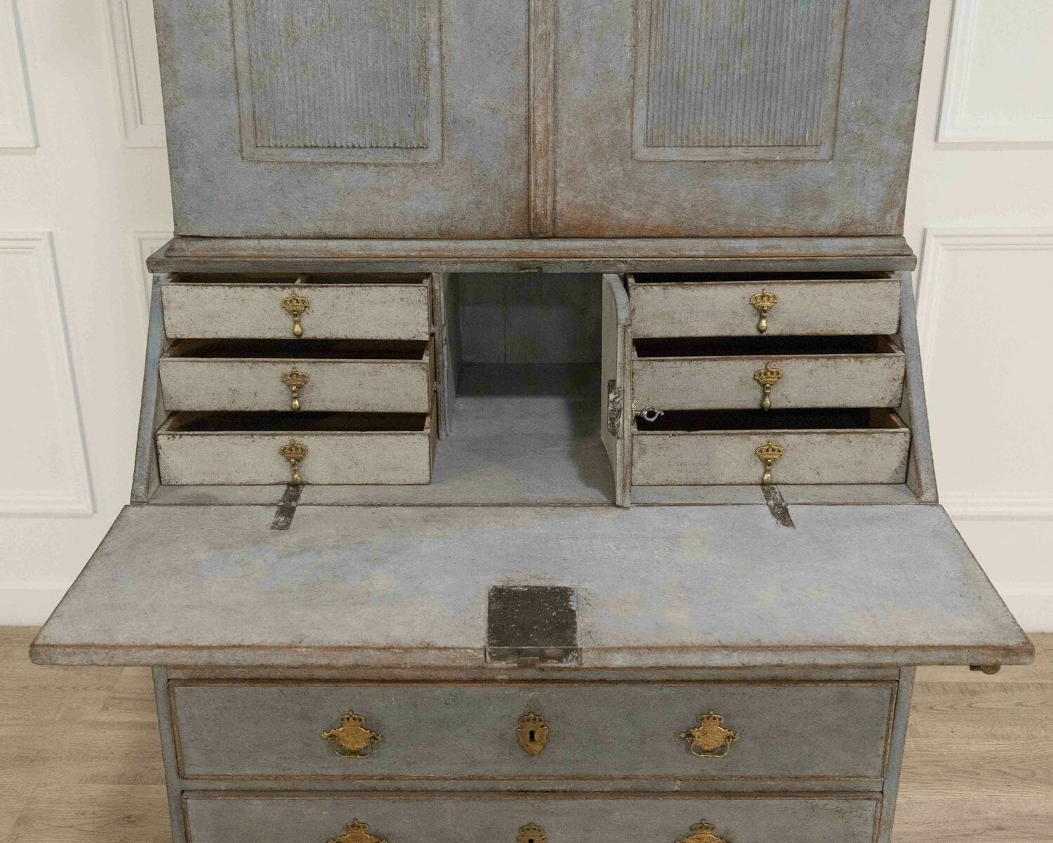 Beautiful Swedish rococo cabinet in pale blue - JAA