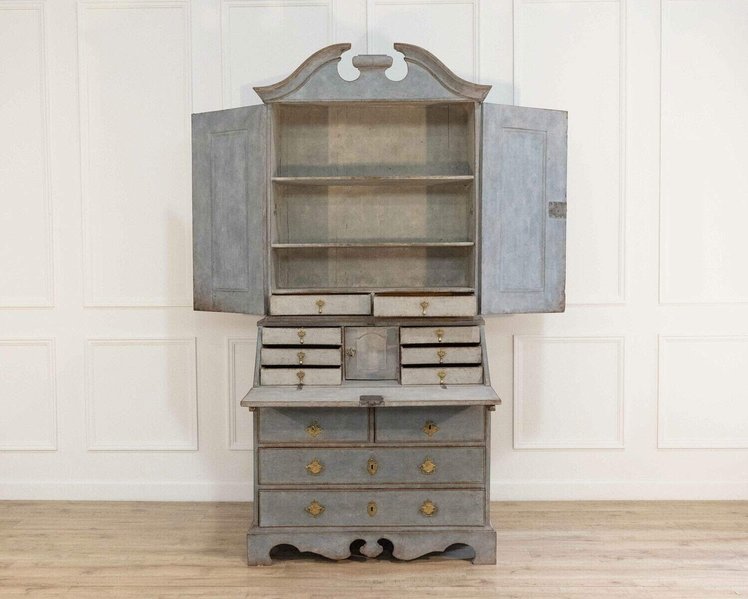 Beautiful Swedish rococo cabinet in pale blue - JAA