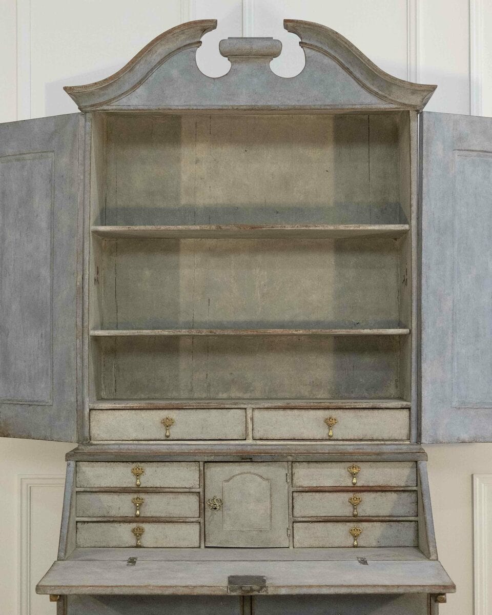 Beautiful Swedish rococo cabinet in pale blue - JAA