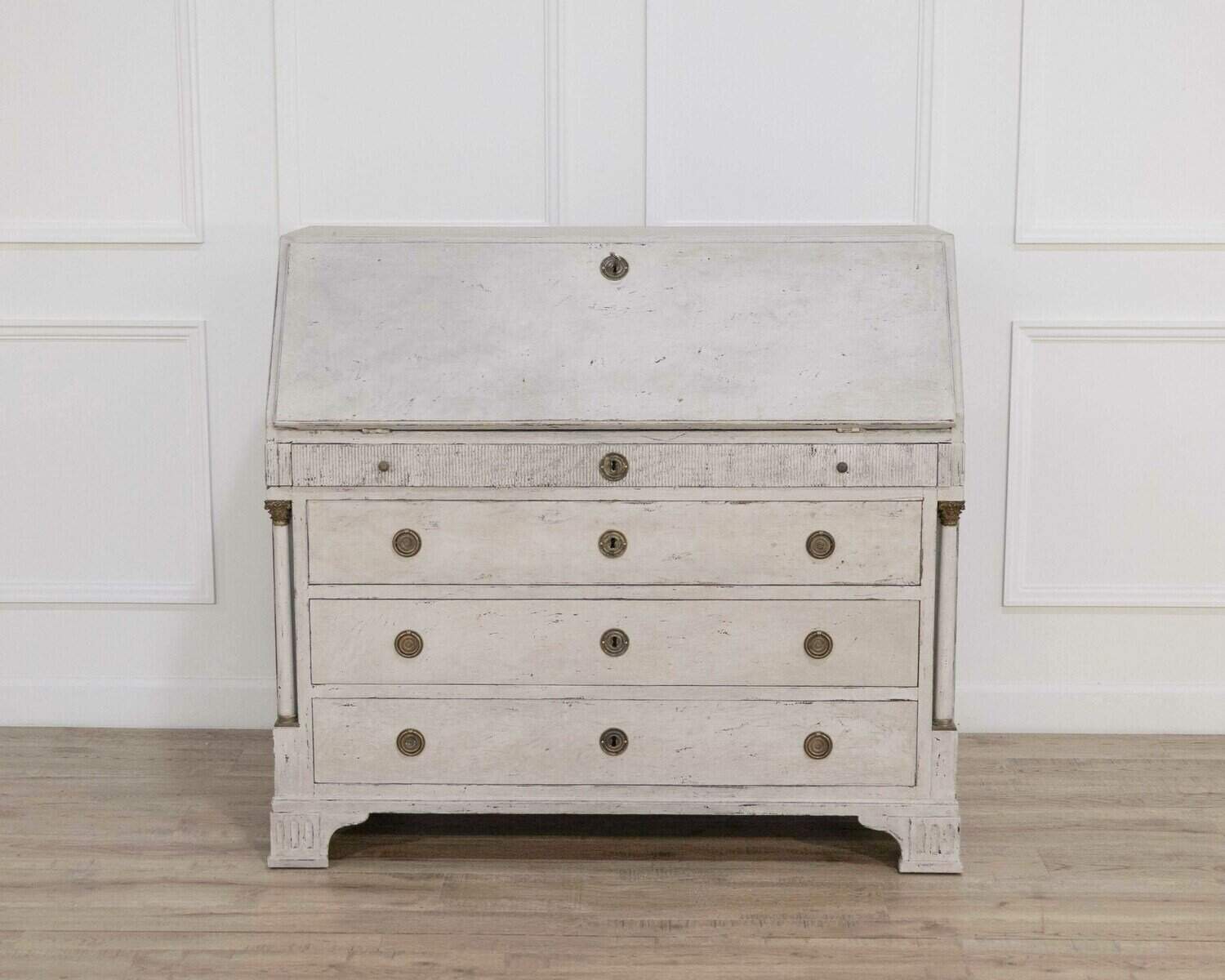 Very fine bureau with carvings, columns and a wonderful blueish colour inside, 19th C. - JAA