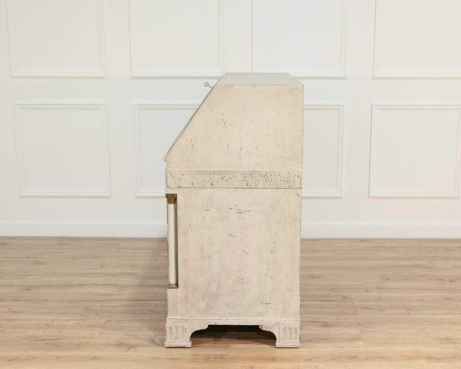 Very fine bureau with carvings, columns and a wonderful blueish colour inside, 19th C. - JAA