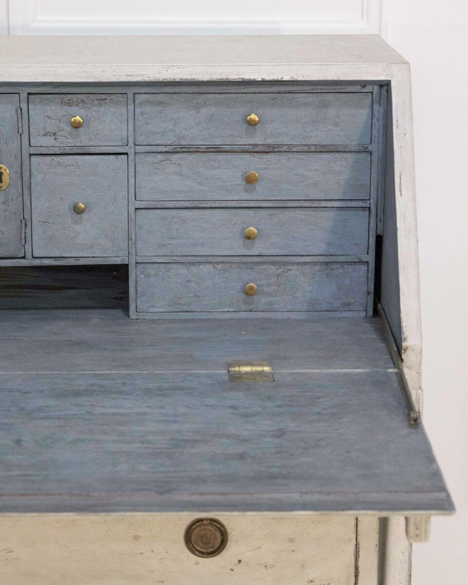 Very fine bureau with carvings, columns and a wonderful blueish colour inside, 19th C. - JAA
