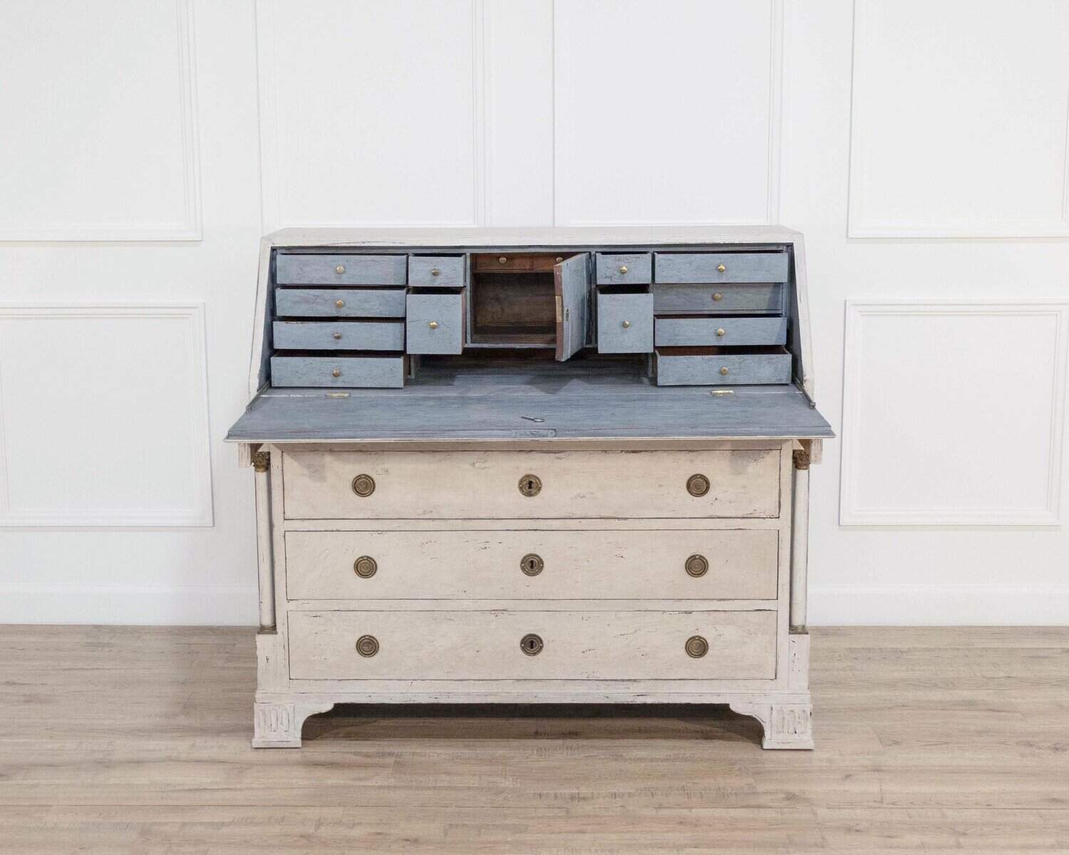 Very fine bureau with carvings, columns and a wonderful blueish colour inside, 19th C. - JAA
