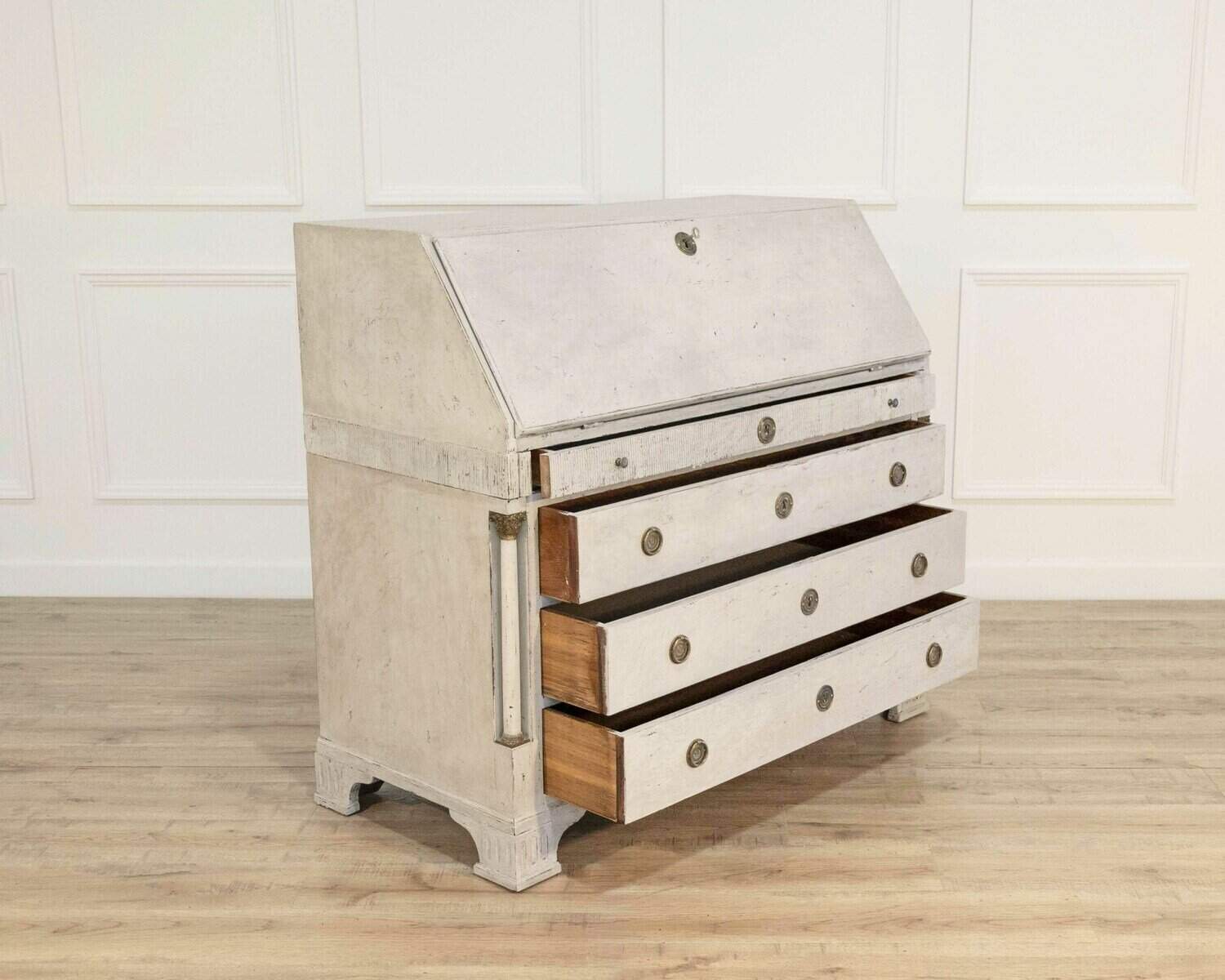 Very fine bureau with carvings, columns and a wonderful blueish colour inside, 19th C. - JAA