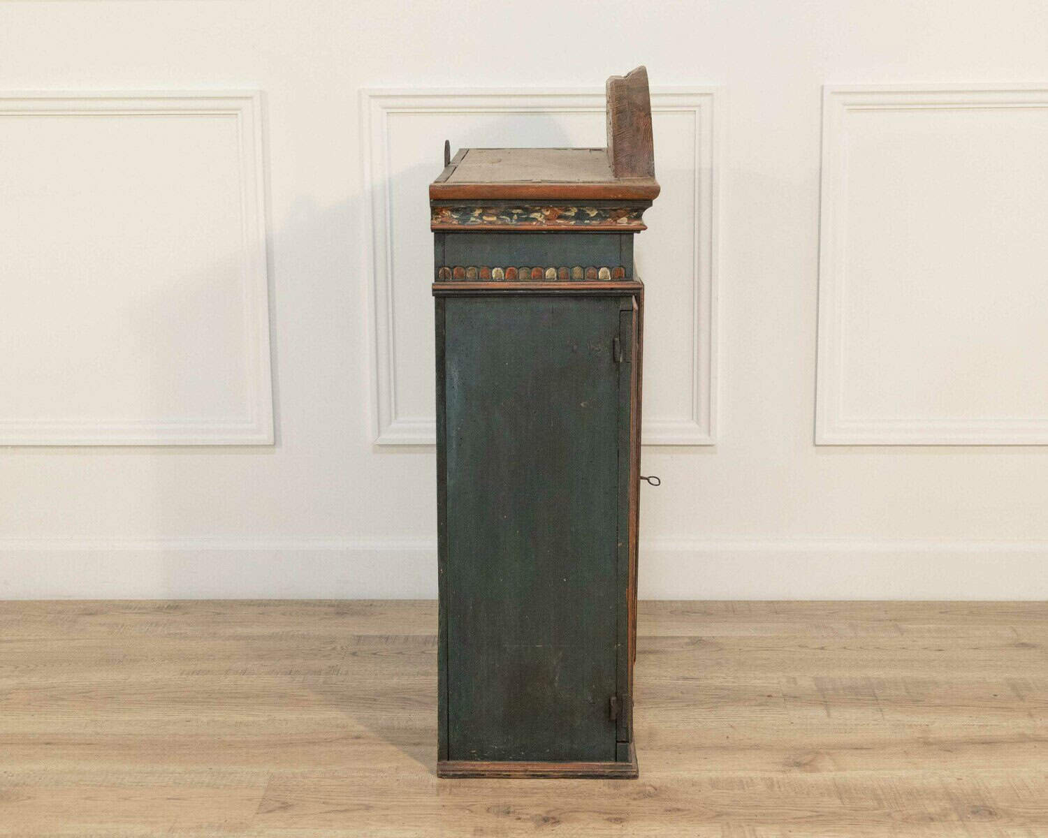 An original painted Wall cabinet from Skane with two reeded doors and 2 inside drawers - JAA