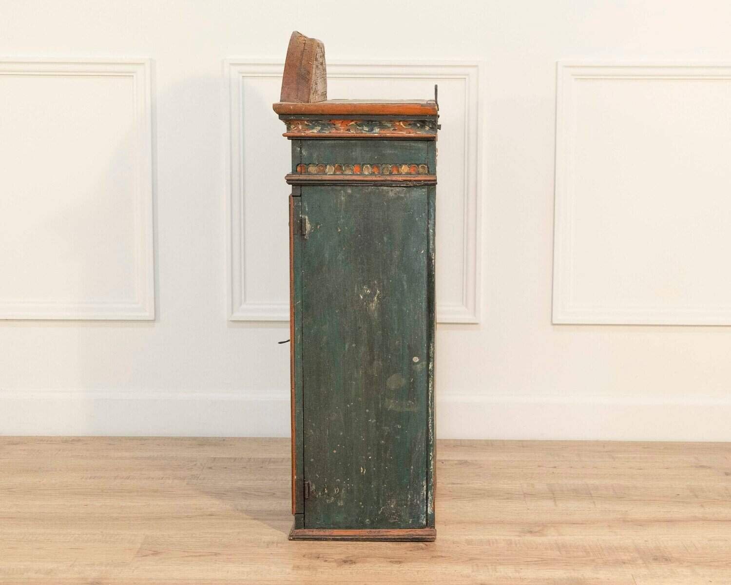 An original painted Wall cabinet from Skane with two reeded doors and 2 inside drawers - JAA