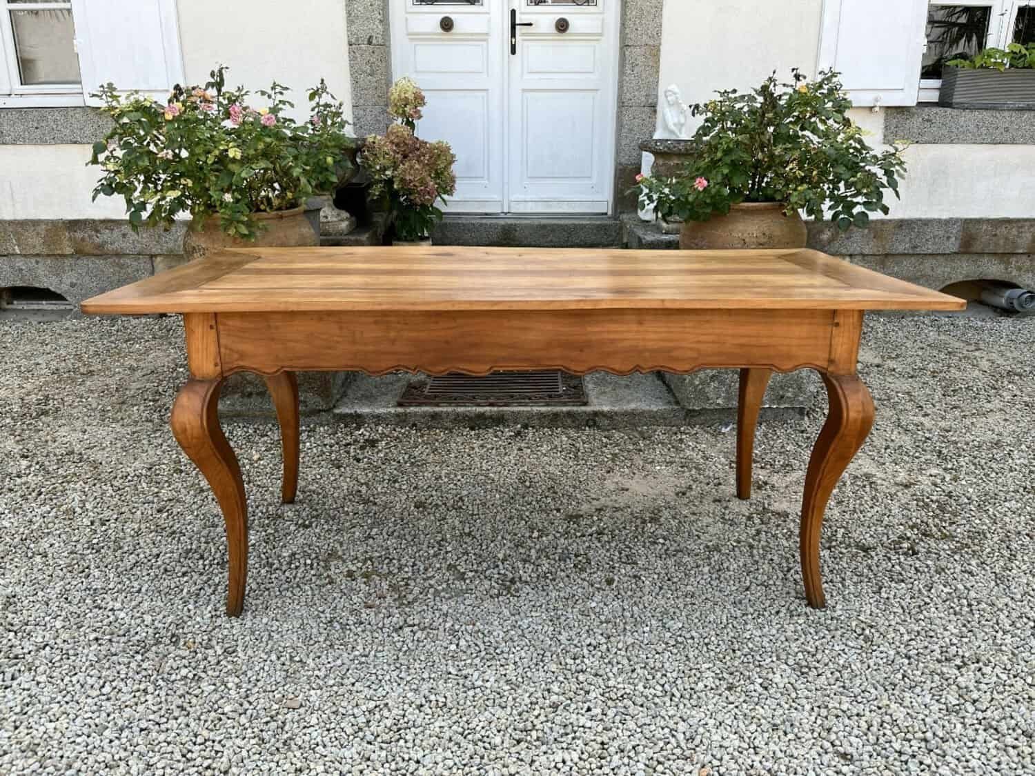 Louis XV Style Cherry Table From The Early 20th Century, Curved Leg, Drawer And Shelf - JAA