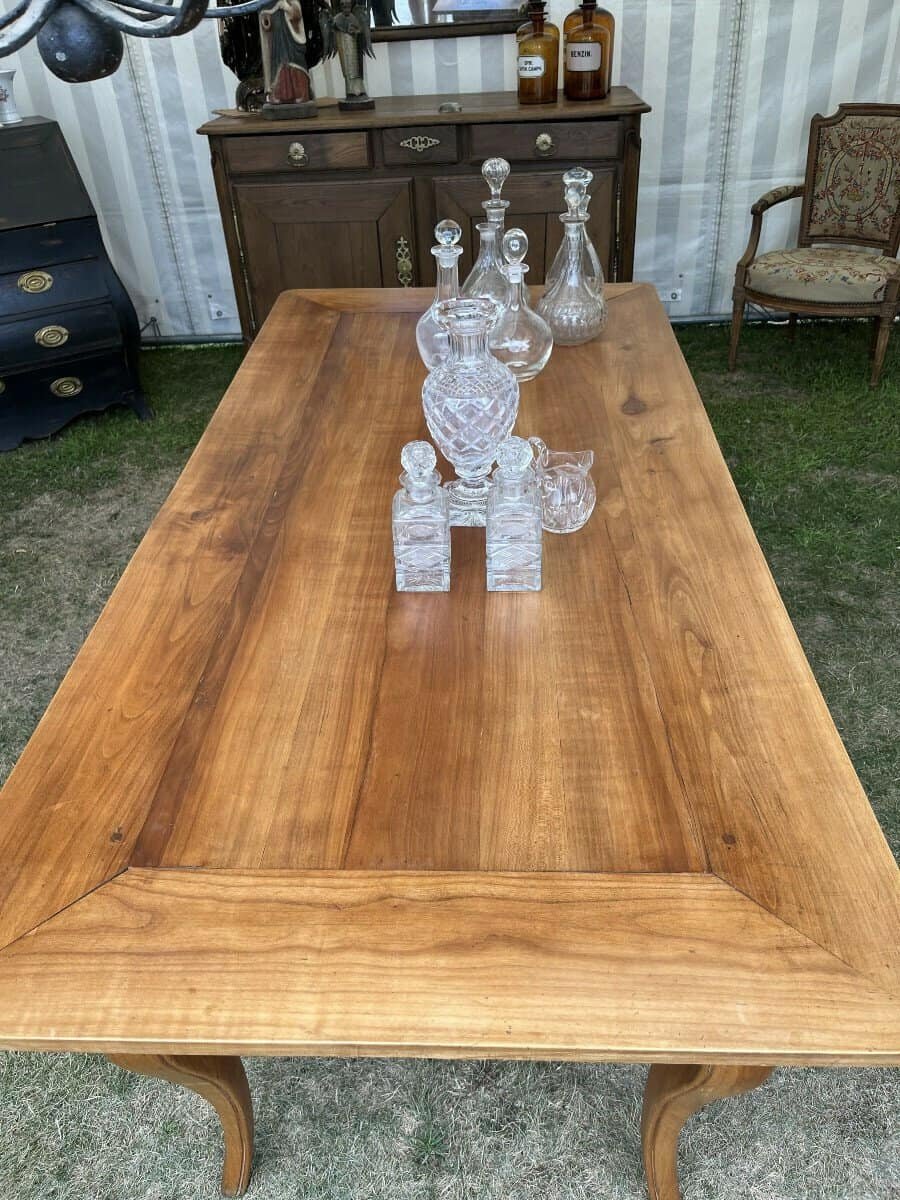 Louis XV Style Cherry Table From The Early 20th Century, Curved Leg, Drawer And Shelf - JAA