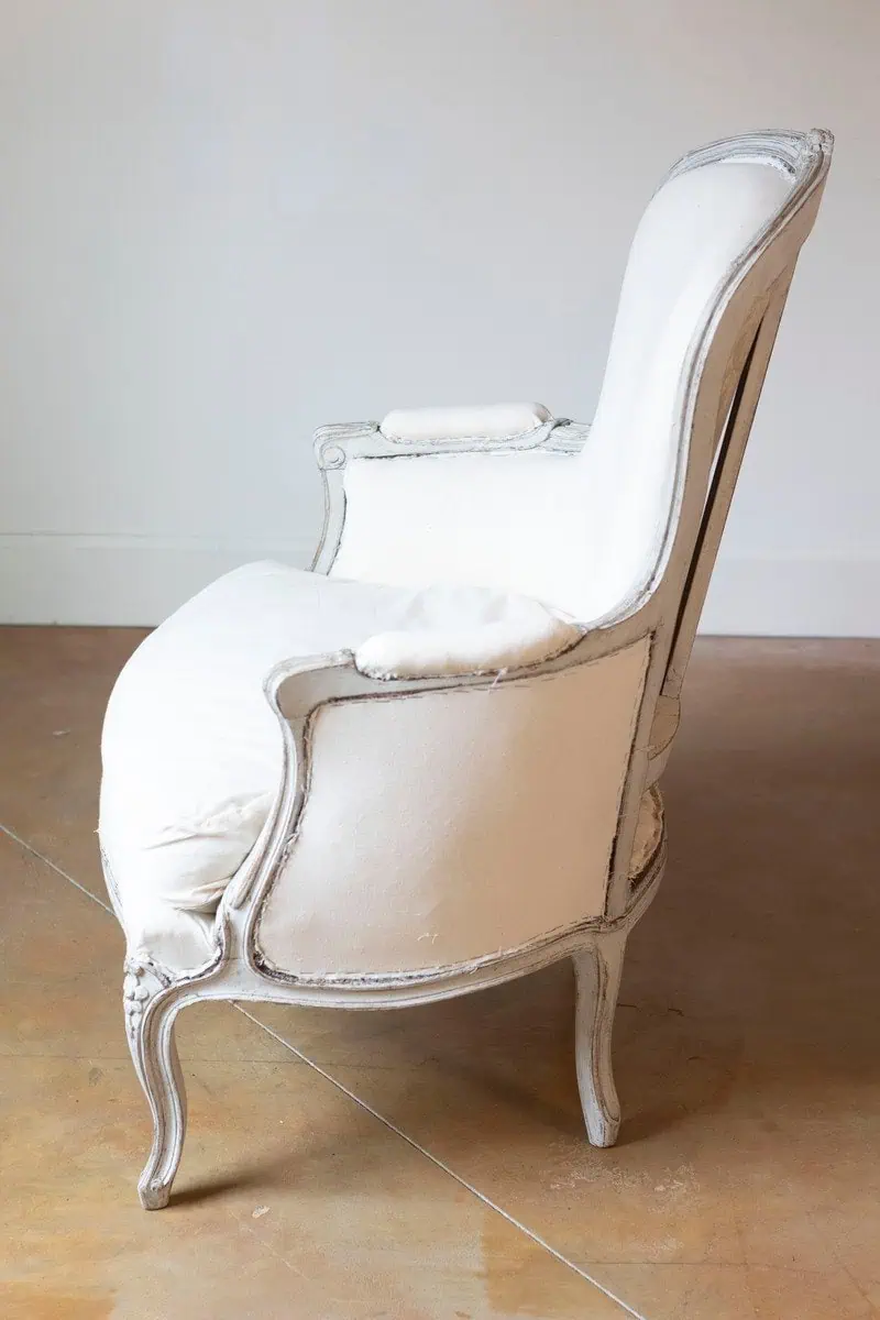 A pair of Rococo-Style 1890s Swedish Light Grey Painted and Carved Bergère Chairs - JAA