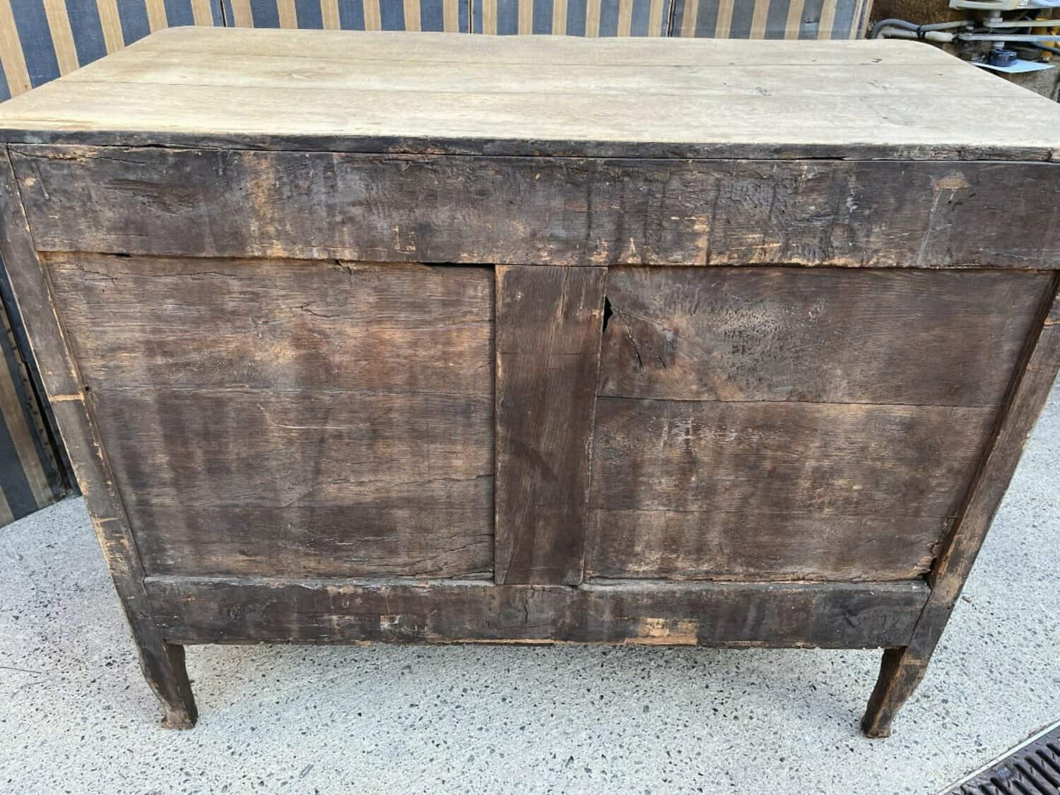18th Century Chest Of Drawers From Namur In Natural Oak - JAA